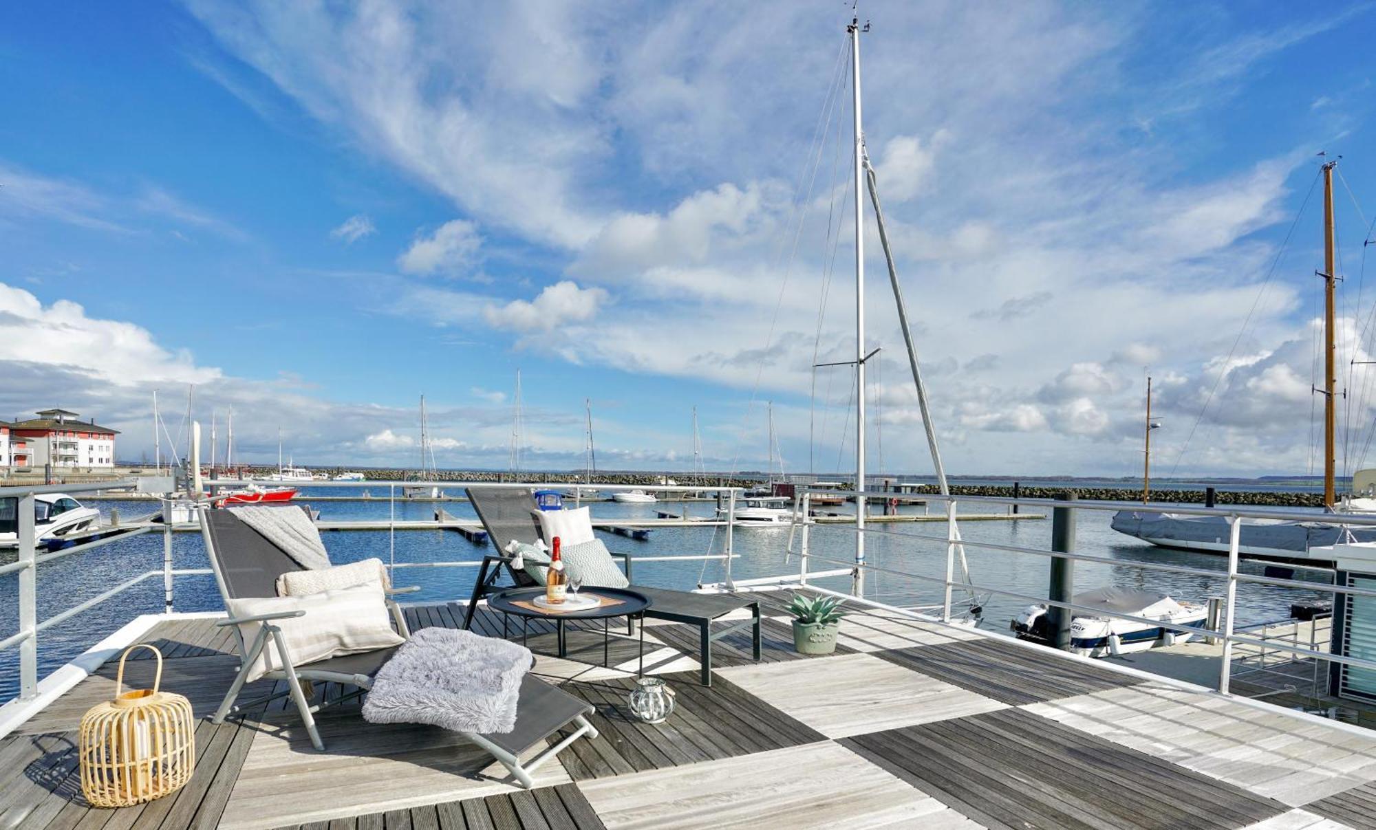 Exklusives Ostsee-Hausboot, Kueche Mit Spueler, Tv, Grosse Sonnenterrasse, 3X Kostenfreie Kfz-Parkplaetze, Klimaanlage, Bis Zu 6 Personen, 2X Baeder, Waschmaschine Boltenhagen  Extérieur photo