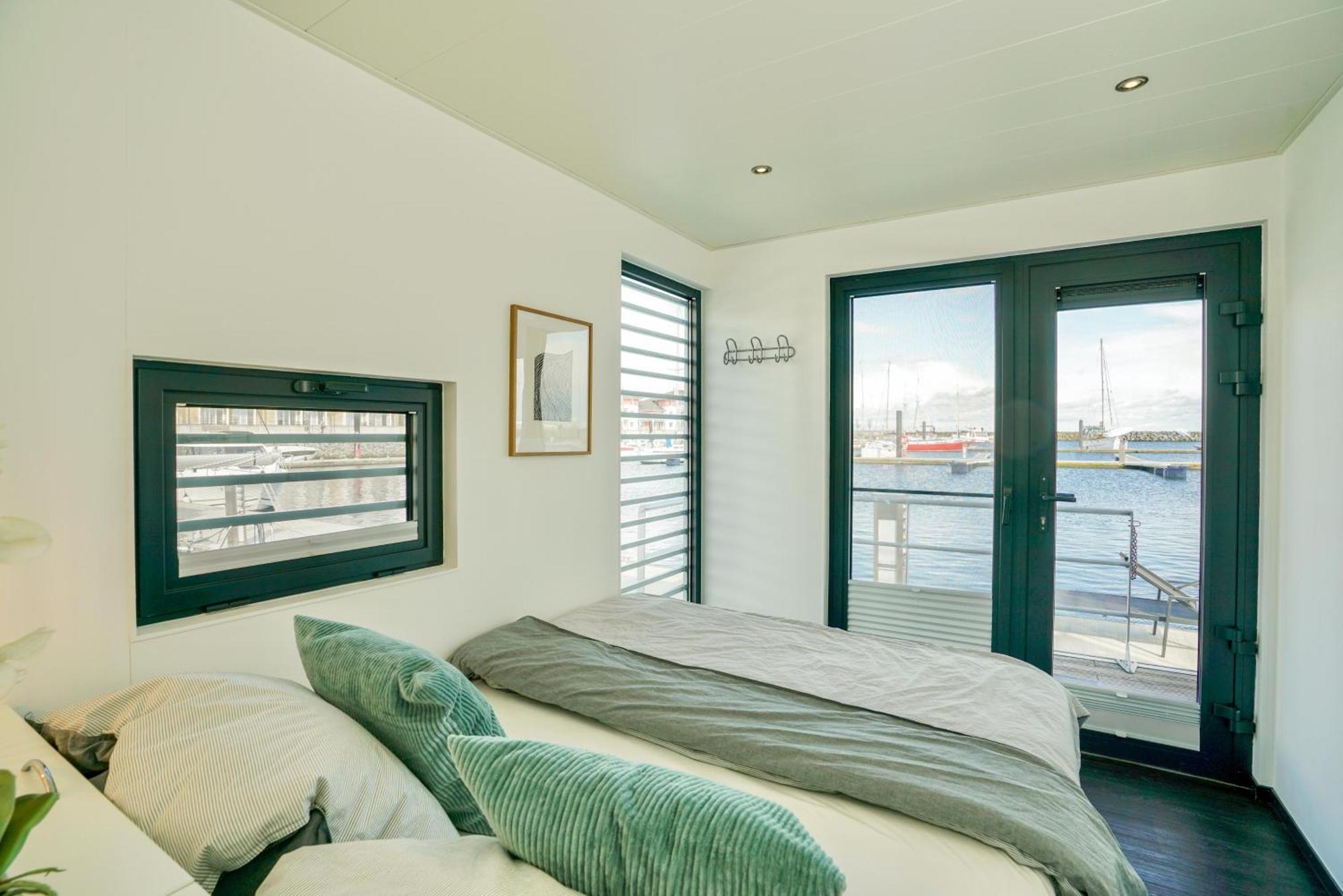Exklusives Ostsee-Hausboot, Kueche Mit Spueler, Tv, Grosse Sonnenterrasse, 3X Kostenfreie Kfz-Parkplaetze, Klimaanlage, Bis Zu 6 Personen, 2X Baeder, Waschmaschine Boltenhagen  Extérieur photo