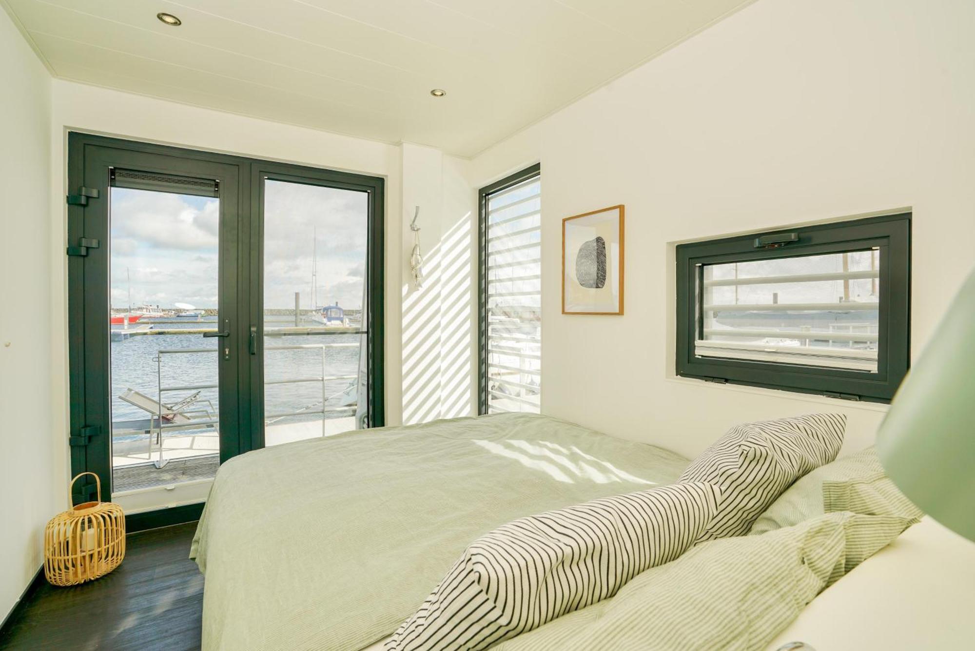 Exklusives Ostsee-Hausboot, Kueche Mit Spueler, Tv, Grosse Sonnenterrasse, 3X Kostenfreie Kfz-Parkplaetze, Klimaanlage, Bis Zu 6 Personen, 2X Baeder, Waschmaschine Boltenhagen  Extérieur photo