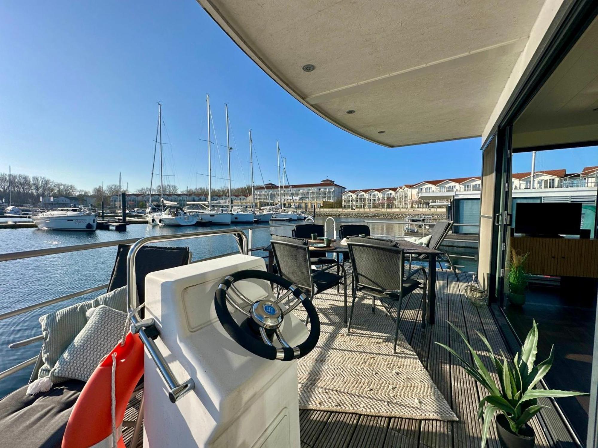 Exklusives Ostsee-Hausboot, Kueche Mit Spueler, Tv, Grosse Sonnenterrasse, 3X Kostenfreie Kfz-Parkplaetze, Klimaanlage, Bis Zu 6 Personen, 2X Baeder, Waschmaschine Boltenhagen  Extérieur photo