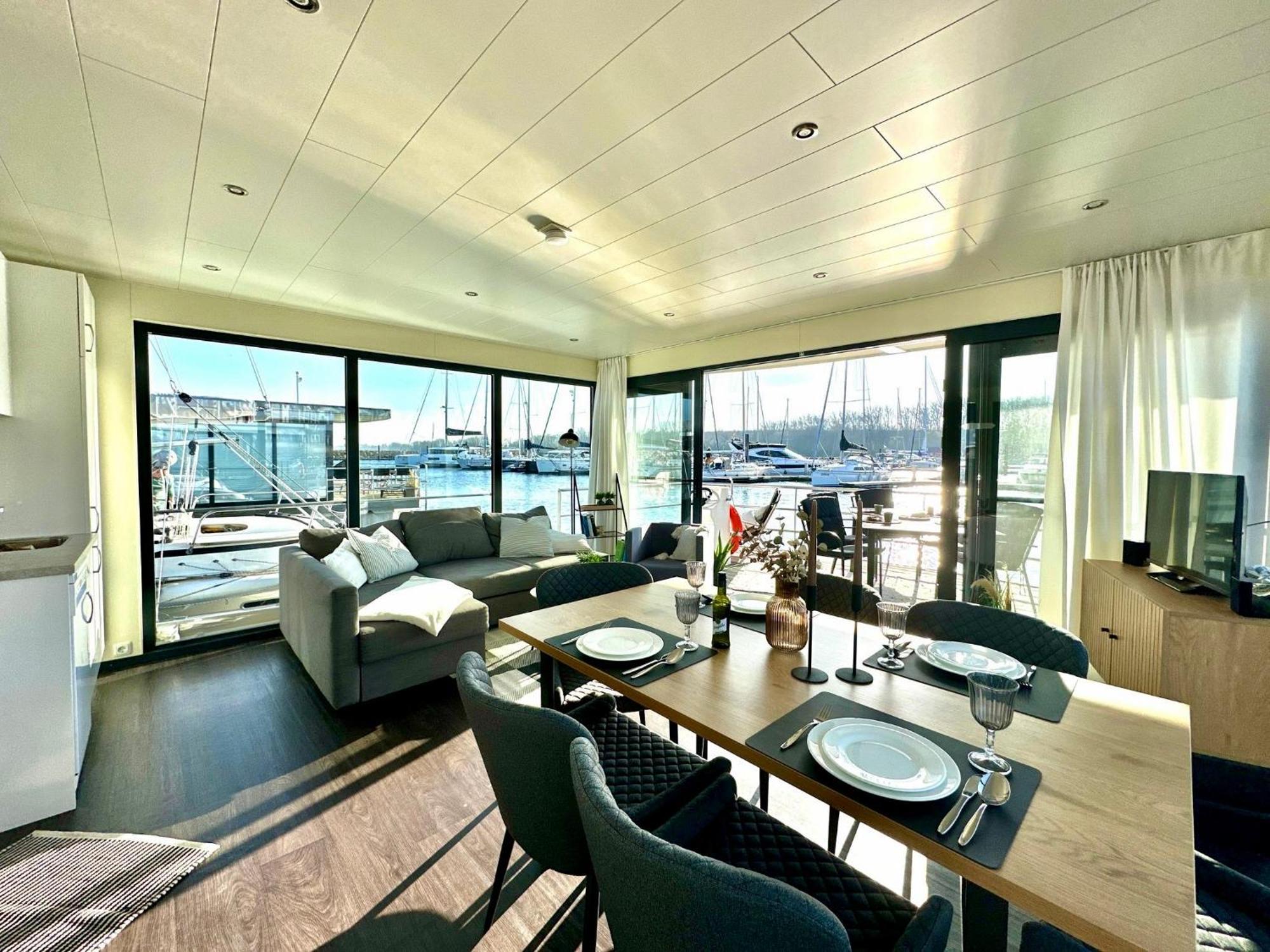 Exklusives Ostsee-Hausboot, Kueche Mit Spueler, Tv, Grosse Sonnenterrasse, 3X Kostenfreie Kfz-Parkplaetze, Klimaanlage, Bis Zu 6 Personen, 2X Baeder, Waschmaschine Boltenhagen  Extérieur photo